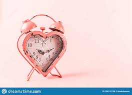 Reloj En Forma De Corazón En Fondo Rosado Día De San Valentín Y Concepto  Del Infitity Y De La Duración Del Amor Tema Coralino De Foto de archivo -  Imagen de fondo,