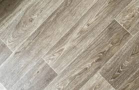 does glue down vinyl flooring expand