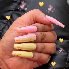 Usually women always think of floral nails when decking up for spring. Yellow Short Acrylic Nails Novocom Top