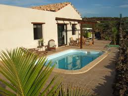 Das chalet verfügt auf 166 m² und zwei etagen übver vier schlafzimmer, drei badezimmer, wohnzimmer, küche, esszimer, solana, terrassenfläche und garten rund ums haus. Ferienhaus Mit Pool Im Norden Von Fuerteventura 2008 F Finca Und Ferienhaus Urlaub De