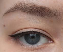 How to do makeup for hooded eyes. Eyeliner Bei Schlupflidern Tipps Tricks Und Tutorial Cream S Beauty Blog Eyeliner For Hooded Eyes Thin Eyeliner Makeup Eyeliner