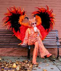 Met gekke outfits en zijn enorme brillencollectie creëerde hij een imago dat aansloot op de glamrock. Diy Elton John Rocketman Costume