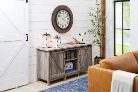 decorate a room in the farmhouse style