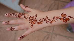 Selanjutnya akan diberi gambaran mengenai jenis henna tangan simple yang tidak kalah elegan dan menarik. Koleksi Henna Tangan Simple Dan Cantik By Oki Adi Putra Medium