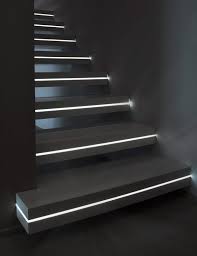 As faixas de degrau são autoadesivas e possuem 2 tamanhos diferentes: 19 Ideias De Iluminacao Da Escada Iluminacao Da Escada Design De Escada Iluminacao