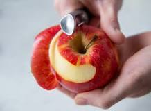 Is it better to eat an apple with or without the skin?