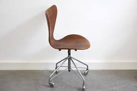 Den danske designer og arkitekt skabte med den velkendte 7'er stol en innovativ design stol, der fik sat både designeren og stolen på verdenskortet. Serie 7 Burostuhl Arne Jacobsen Fritz Hansen Vintage Shop Schweiz