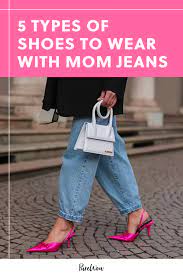what shoes to wear with mom jeans a