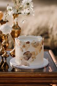 Whether you've chosen one or several wedding cakes, displaying them to advantage is an important point for wedding decor, especially if you are going to organize a sweets bar. 25 Small Wedding Cakes That Will Make You Swoon Junebug Weddings