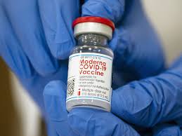 Feuillet d'information pour les professionnels de la santé administrant le vaccin (vaccinateurs). Moderna Mrna Covid 19 Vaccine Gets Uk Approval Bloomberg