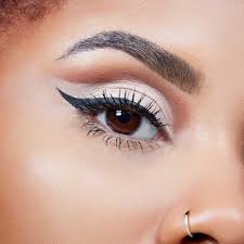 Are you searching how to apply eye shadow at home? Create A Cut Crease Eyeshadow Look In 4 Easy Steps Maybelline