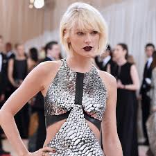 taylor swift wears goth makeup for