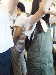 電車内で吊革を持つワキチラ脇撮りエロ画像 