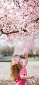 📱桜を見上げる外国人の女の子 iPhone 13 Pro 壁紙・待ち受け | スマラン