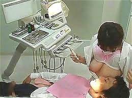 Junge nackte sexy zahnarzthelferin