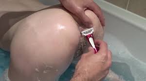 Shaving pussy