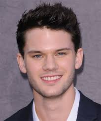 Jeremy Irvine Hairstyles, Hair Cuts and Colors