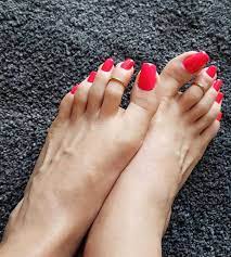 appaly long fake toenails are in