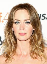 emily blunt shows us how to wear blue