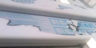 Cam yüzeylerdeki yapışkanlı etiket veya bant camdaki yapışkan ve bant izi nasıl çıkar. Insaat Sonrasi Cam Etiketi Temizligi