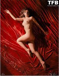玛丽莲梦露裸体- 红色天鹅绒
