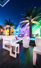 Matisse Beach Club: un quadro di luci al neon e colori audaci – p+A ...