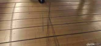 Anda mungkin mengira lantai atau perabot kayu sudah rusak selamanya saat mendapati permukaannya penyok. Penampakan Lantai Kayu Jpo Yang Rusak Gara Gara Skuter Listrik