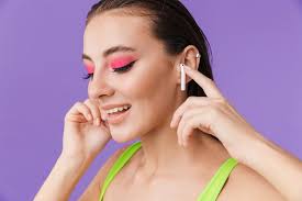 bright makeup using earpods and smling