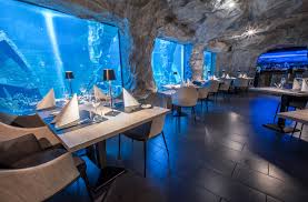 Essen im Unterwasser-Restaurant | Jochen Schweizer
