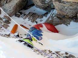 It may say that green boots are the most famous dead body ever left on the mount everest. There Are Over 200 Bodies On Mount Everest And They Re Used As Landmarks Smart News Smithsonian Magazine