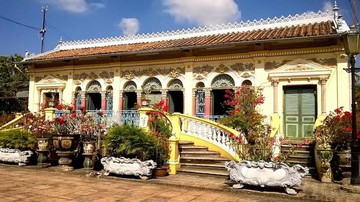 The iconic East-Meets-West facade of Binh Thuy Ancient House, do AI tạo