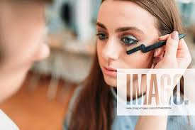 woman eyelashes makeup artist