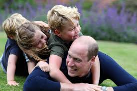 Prince william was born june 21, 1982, in london, england. Neue Familienfotos Von Kate Zeigen Prinz William Mit Den Kindern