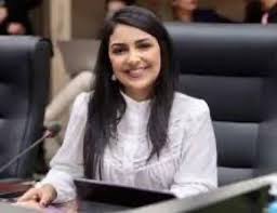 QUEM É CRISTINA YUKIKO KUSAHARA? Cristina é chefe de gabinete de Alexandre de Moraes. E segundo mensagens vazadas, é ela quem organiza, orienta e executa os bastidores da máquina repressiva do STF.