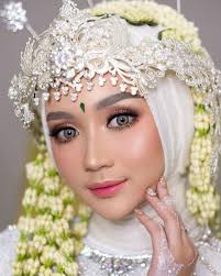 make up pengantin dengan hijab dan siger