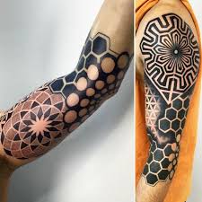 This article reviews 100 photos of tattoos that incorporate geometric shapes into the imagery. 100 Geometric Tattoo Designs Meanings Shapes Patterns Of 2019