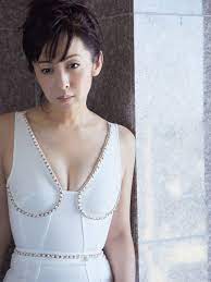 斉藤由貴 もう50歳の熟女なのに可愛く初々しさが感じられるおっぱい画像 スマホ版