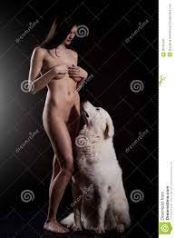 Frau nackt als hund