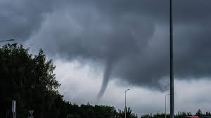 Missouri is a state in the midwestern region of the united states. Moshno Tornado Vrhletya Misuri Video Snimki Nova