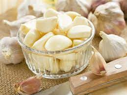 how to use garlic to treat foot fungus