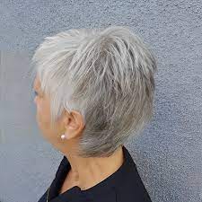 Coupe de cheveux courte pour femme de 70 ans : les options star pour  rajeunir son look