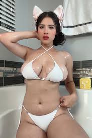 Bikini babe with sexy curves on Twitter (5 photos) · Pandesia World