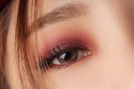 8 tips to pulling off red eye makeup