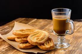 Taza de cafe y galletas | Foto Premium