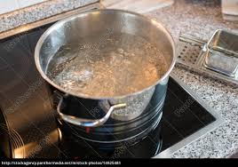 Darf man es überhaupt mehrfach aufkochen? Wasser Beim Kochen In Einem Topf Lizenzfreies Bild 14925481 Bildagentur Panthermedia
