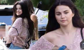 Our russian site about selena gomez. Selena Gomez Shows Some Skin In An Off The Shoulder Top And Ripped Jeans For A Meet Up With Friends Daily Mail Online
