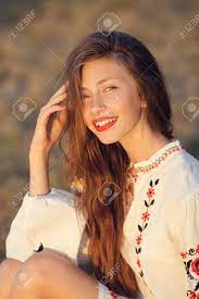 スラヴ人の十代の少女の肖像画。国立ウクライナ服の黄色の草原に座って幸せな女。 の写真素材・画像素材. Image 60568466.