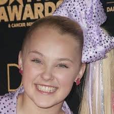 Jojo siwa was reported to be dating singer mattyb after she appeared in one of his music videos, however, she denied it saying she doesn't have a boyfriend. Jojo Siwa Bio Family Trivia Famous Birthdays