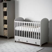 C'est pourquoi nous veillons à ce que nos lits pour bébé répondent aux normes les plus strictes au monde. Gonatt Lit Bebe Gris Clair 60x120 Cm Materiau Durable Ikea