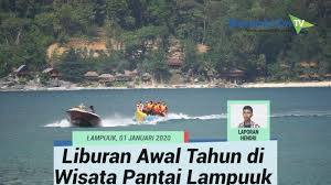 Destinasi wisata yang sudah akrab di telinga pengunjung. Video Suasana Liburan Awal Tahun Di Pantai Lampuuk Aceh Besar Serambi Indonesia